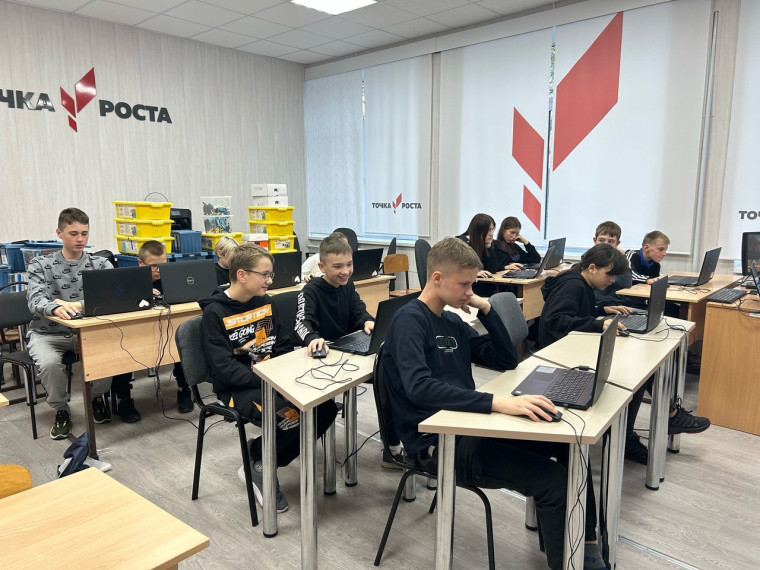 В КОГОБУ СШ с УИОП г. Кирс работает мобильный технопарк «Кванториум»..